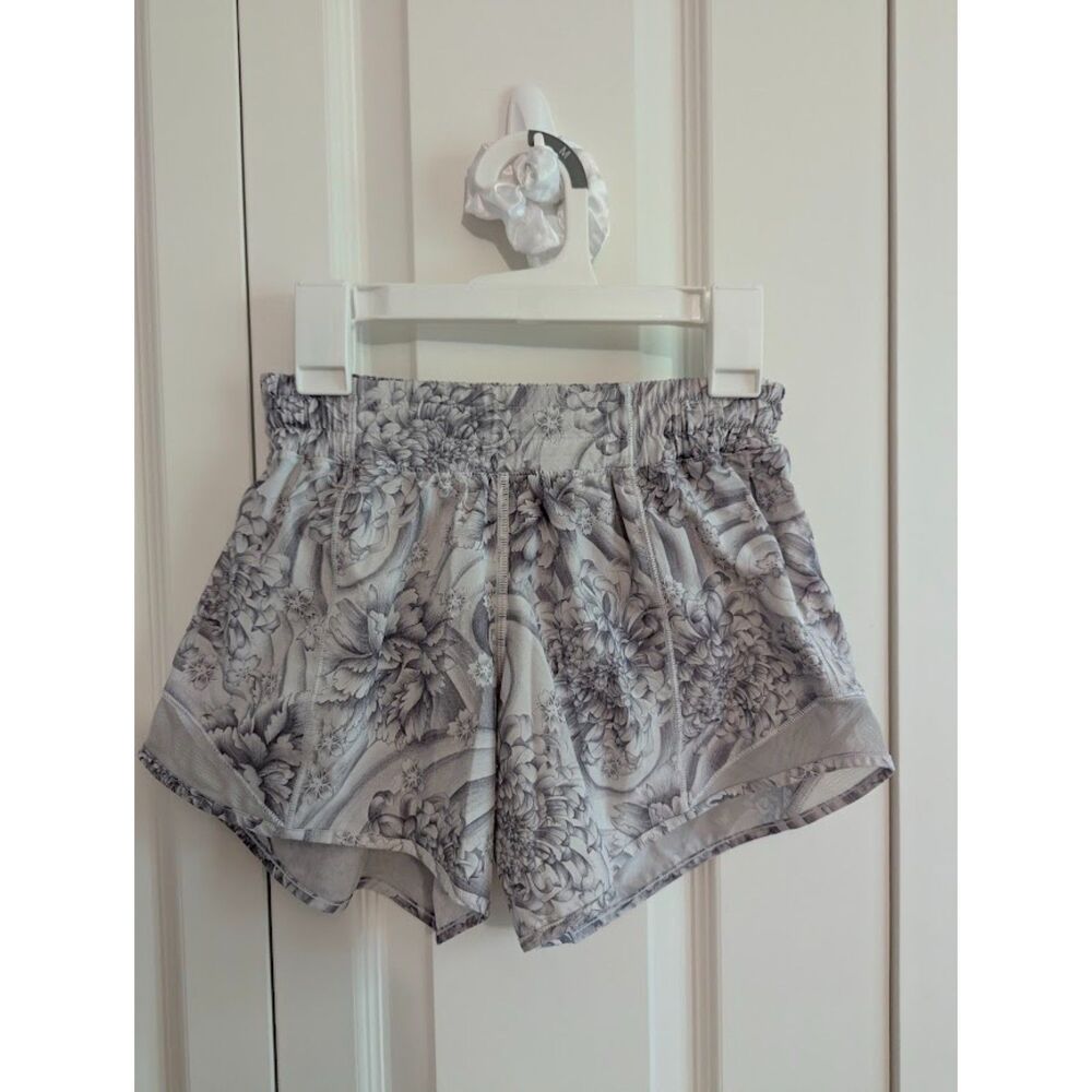 Lululemon Size 2 Hotty Hot Shorts 4" gray floral Mini Twine White LR pickleball